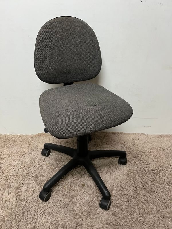 Silla de Oficina Giratoria Tapizada en Tela Gris - imagen 1