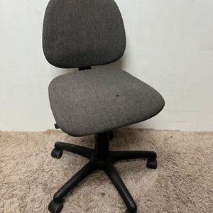 Lote siguiente: Silla de Oficina Giratoria Tapizada en Tela Gris