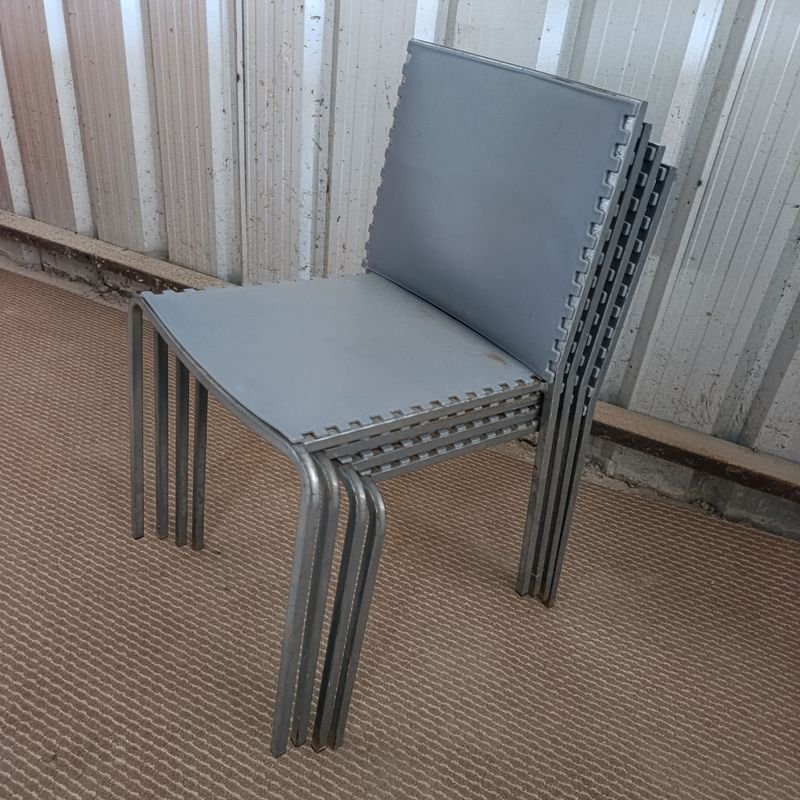 Sillas con estructura metálica y asiento en polipropileno de color gris apilables - imagen 6