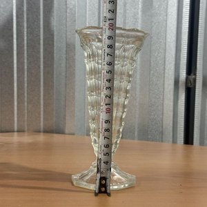 Lote de 3 piezas: Cuenco de metal y vidrio azul, florero de vidrio tallado y copeta de postre - imagen 8