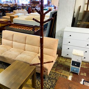 Lote anterior: Perchero de Pie de Madera Oscura y Alfombra Oriental
