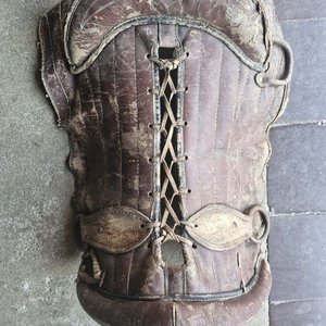 Lote siguiente: Basto de Cuero Usado con Cordones y Hebillas