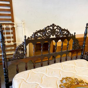 Juego de Cama Estilo Luis XV con Mesa de Luz y Espejo Ovalado - imagen 3