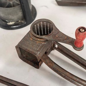 Juguera Antigua y Ralladores de Cocina Metálicos (4 Piezas) - imagen 2