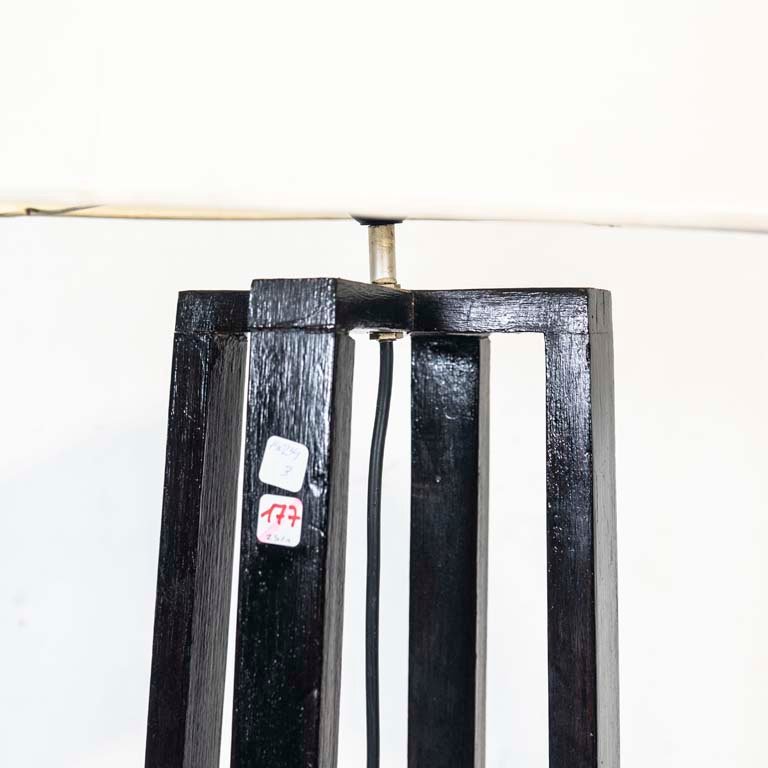 Lámpara de pie con pantalla. Pie de madera pintada de negro. - imagen 3