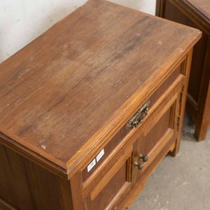 Par de Mesas de Luz Bajas de Madera con Puertas y Cajón - imagen 2