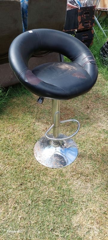 Silla de cuero negro con base metálica - imagen 2