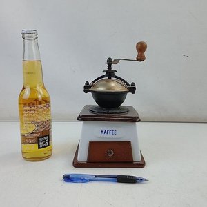 Antiguo Molino de Café Manual con Cuerpo de Cerámica y Base de Madera - imagen 2