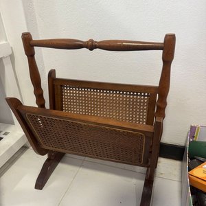 Lote siguiente: Revistero de Madera con Esterilla