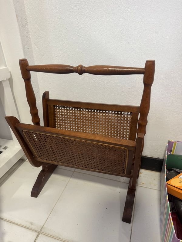 Revistero de Madera con Esterilla