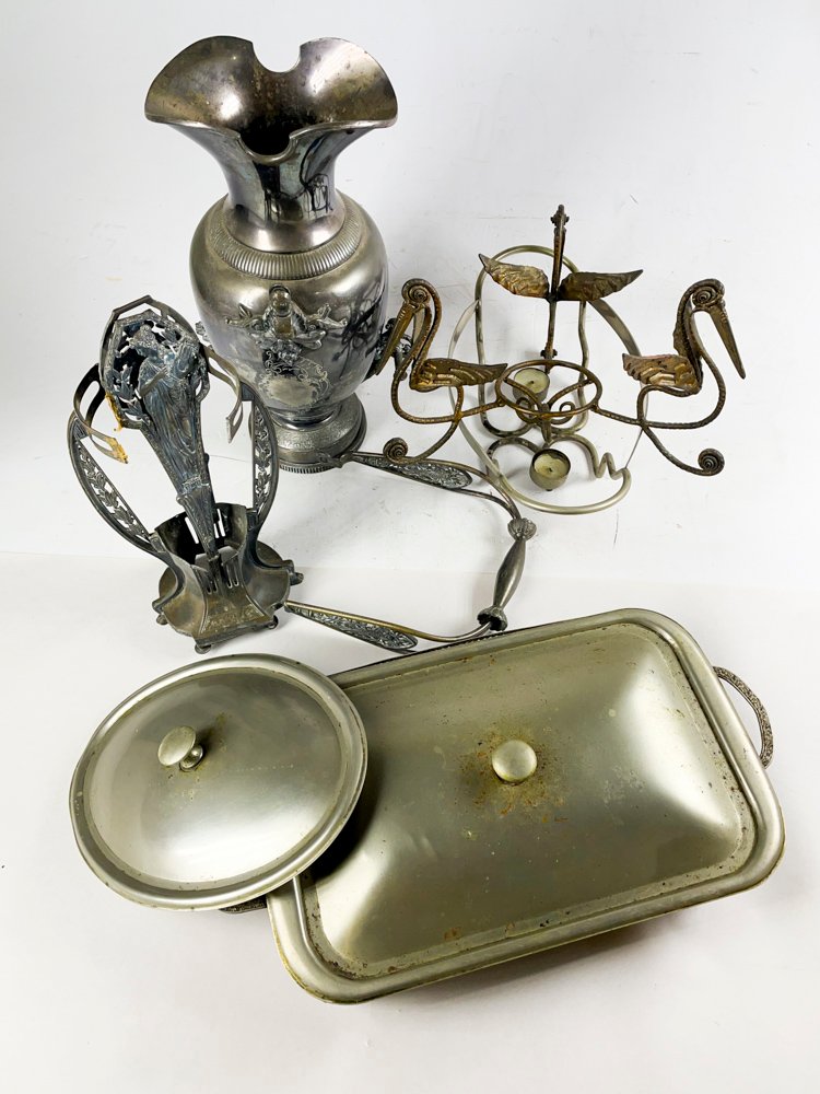Colección de metales antiguos con detalles ornamentales - imagen 2
