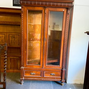 Mueble Vitrina Antigua de Madera con Cajones y Puertas de Cristal - imagen 1