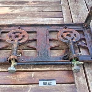 Anafe a gas de dos quemadores, estructura de Metal Con Detalles de Oxidación. Falta una Pata. - imagen 3