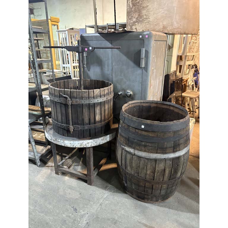 Lote siguiente: Prensa para vino y barril sin tapa