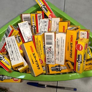 Lote de 49 Bujías NGK Nuevas en Caja - imagen 3