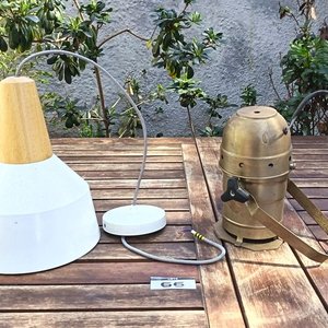 Lote siguiente: Spot o Foco de Estilo Teatro Medidas: Lados 12cm x 23 cmLargo 230 cm /  Lámpara de Techo Estilo Nórdicocon pantalla blanca de Metal Medidas: Alto 29 cm x Diámetro 23 cm