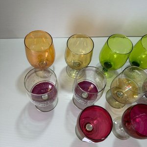 Lote de 11 Copas de Cristal de Colores Variados y Diseños - imagen 3