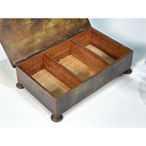 Centro de mesa de vidrio cónico y caja metálica vintage con interior de madera - imagen 6