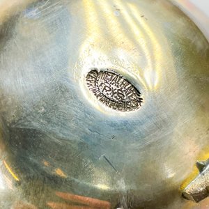 Jarra y dos centros de mesa metálicos con detalles ornamentales - imagen 5