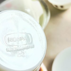 Lote de Vajilla de Vidrio Blanco y Melamina: Tazas, Platillos, Azucarero y Pocillos - imagen 6