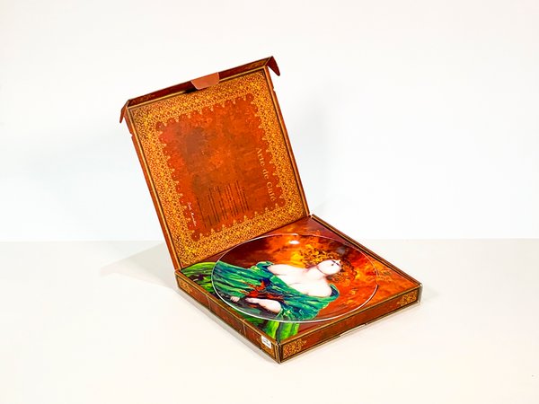 Plato de porcelana 'Colección arte de café' con dama en vestido verde - imagen 1