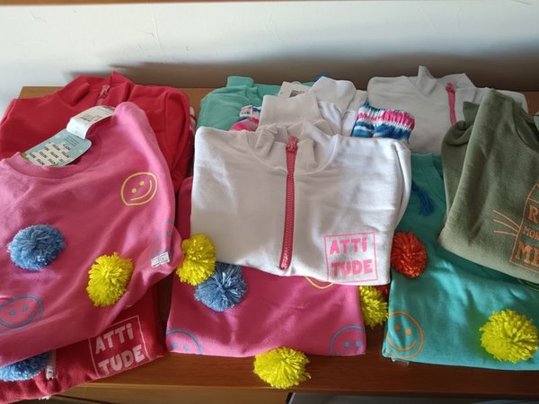 Lote de camperas y buzos para niñas - imagen 2