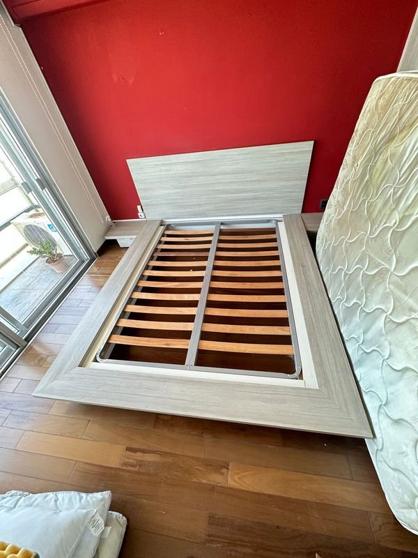 Cama de 2 plazas con respaldo y mesitas incorporadas