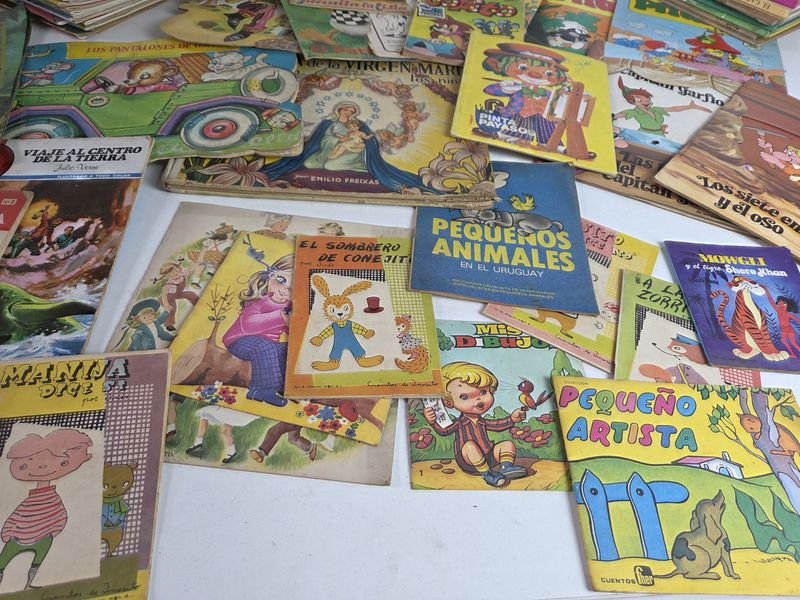 Colección de libros infantiles y figuritas - imagen 2