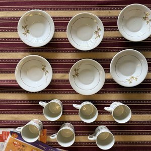 Juego de Tazas y Platos de Porcelana Brasileña con Flores Rosadas y Doradas - imagen 3