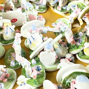 Lote de Figuras de Porcelana con Detalles - imagen 2