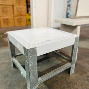 Lote de 3 Estantes y 2 Mesas Galvanizadas con Tapa de Isopanel - imagen 2