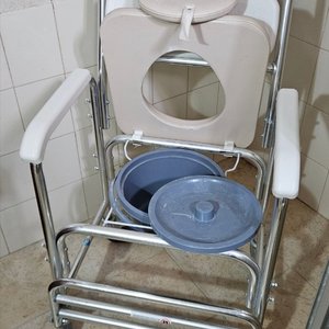 Silla de Ducha Elevadora para Inodoro con Frenos y Ruedas - imagen 4