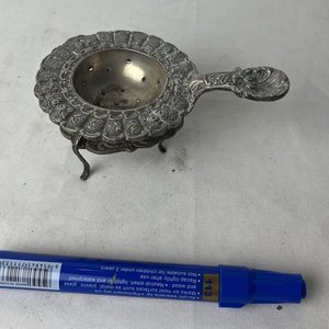 Colador de Platería con Soporte y Detalles Repujados - imagen 3