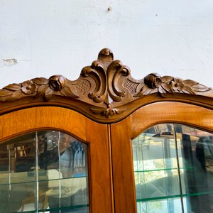 Mueble Vitrina Antigua de Madera con Cajones y Detalles Tallados - imagen 3