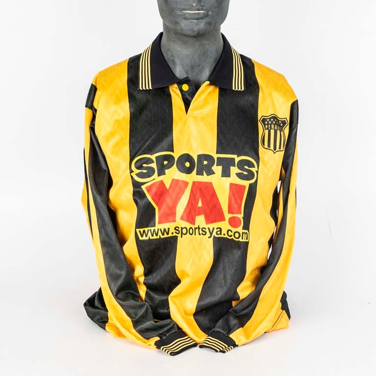 Lote siguiente: Camiseta de Peñarol de utilería N°5 utilizada en el año 2000