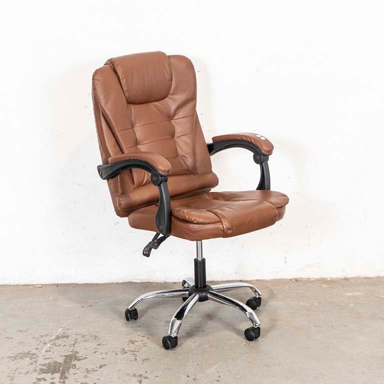 Lote siguiente: Sillón de oficina tapizado en cuerina marrón, giratorio y con altura regulable