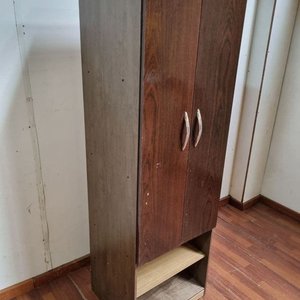 Mueble de Madera Oscura y Clara con Puertas y Estantes - imagen 3