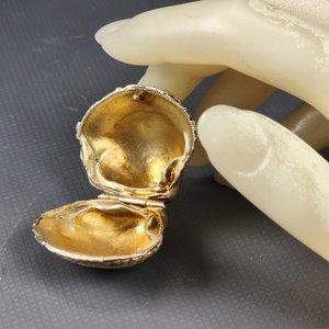 Pastillero de Colección en Plata con Forma de Almeja y Dos Cuños Antiguos - imagen 7