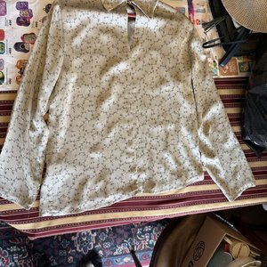 Conjunto de 2 Blusas Femeninas Talle L/XL: Dorada Manga Corta y Crema Estampada - imagen 5