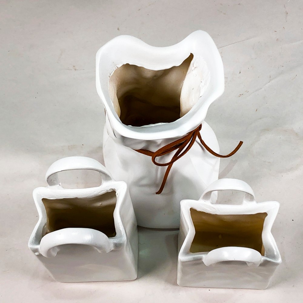 Porcelana blanca con florero irregular y bolsas - imagen 2