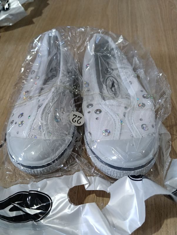 Zapatillas Blancas con Brillantes para Niña (Talles 22-27)