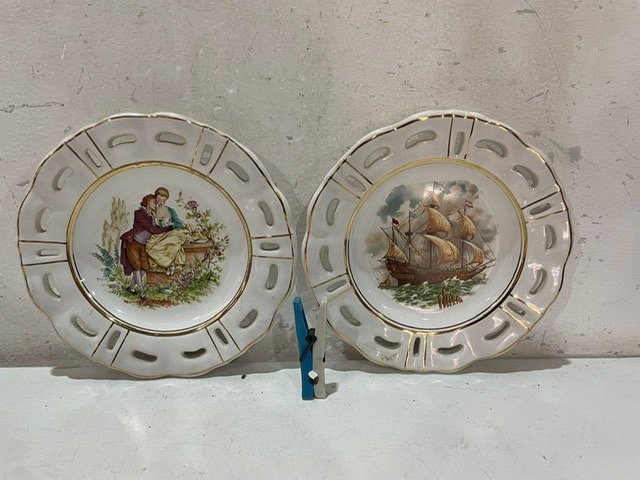 Lote anterior: Platos de porcelana para colgar en blanco y azul