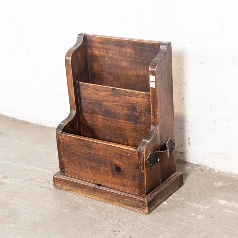 Lote anterior: Revistero de madera con manijas de cuero
