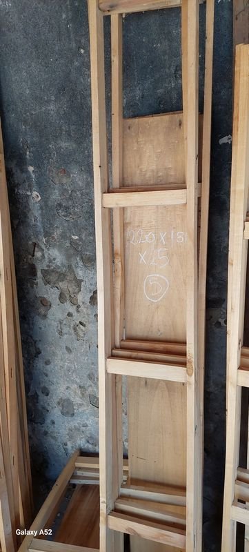 Lote siguiente: Estantería en madera con escalera y tablones