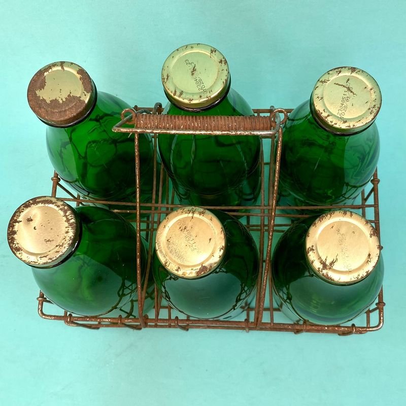 Vendedor de botellas de vidrio verde con tapas metálicas - imagen 4