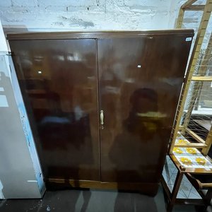Lote siguiente: Ropero de Madera Oscura con Dos Puertas y Compartimentos Interiores