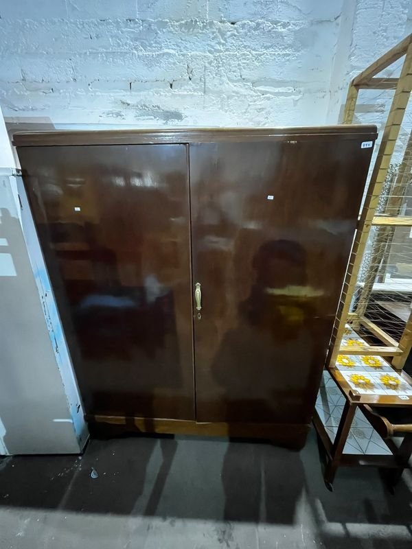 Ropero de Madera Oscura con Dos Puertas y Compartimentos Interiores