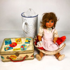 Muñeca Antigua, Jarra Esmaltada y Lata Vintage de Colección - imagen 2