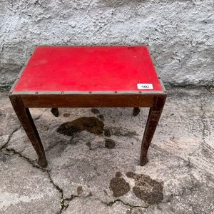 Banqueta o Mesa Auxiliar con Tapa Roja y Patas de Madera - imagen 1