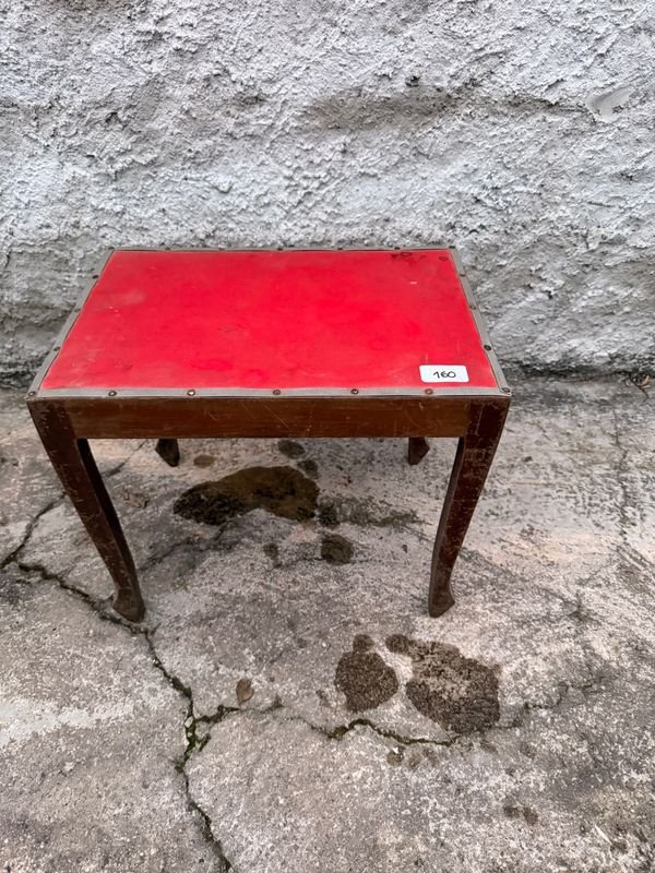 Banqueta o Mesa Auxiliar con Tapa Roja y Patas de Madera